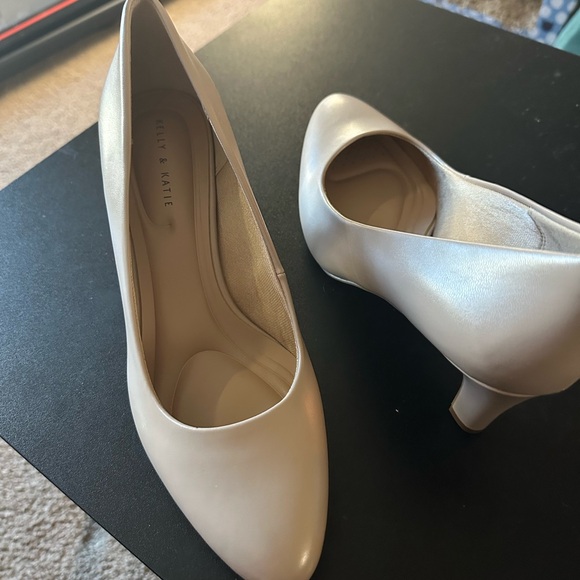 Kelly & Katie Genna Pumps - Picture 4 of 5